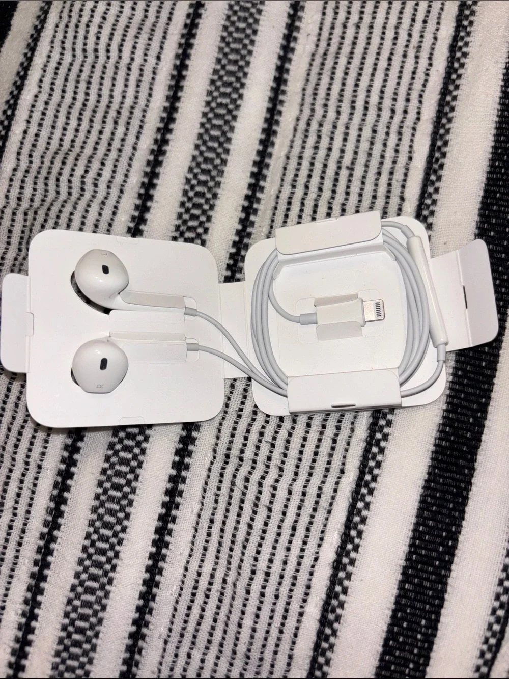 Apple EarPods White Lightning Earphones with Remote and Mic New